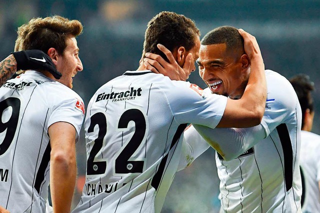 Frankfurts Torschtzen Chandler (links) und Boateng   | Foto: dpa