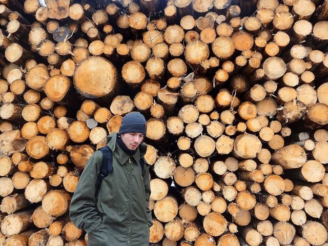 Ein Umweltschtzer steht vor einer Wan...er Wald unter besonderem Schutz steht.  | Foto: dpa
