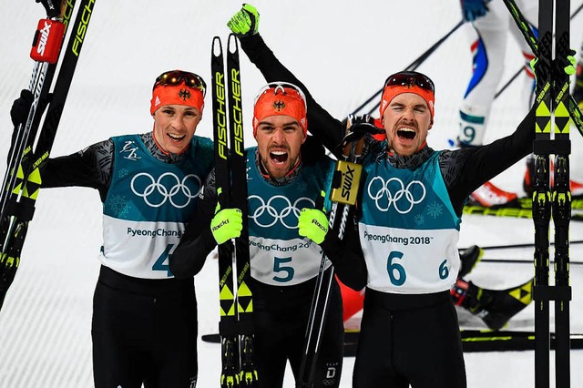 Sieger von links: Eric Frenzel, Johannes Rydzek und Fabian Riele  | Foto: AFP