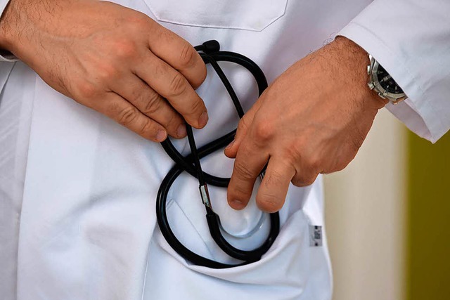 Ein Arzt mit Stethoskop in der Hand  | Foto: dpa