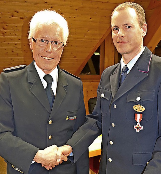 Gotthard Benitz (links) berreichte Cl... das silberne Feuerwehr-Ehrenzeichen.   | Foto: D. Maurer