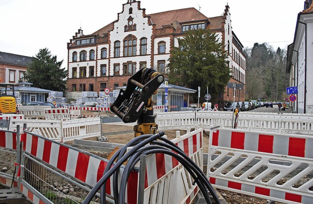 Noch Baustelle, bald Platz mit Aufenth... Bereich vor der Karl-Friedrich-Schule  | Foto: Jahn