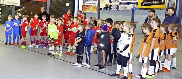 Freudige Anspannung herrschte bei den jungen Kickern in der Herbert-Adam-Halle.   | Foto: Dieter Fink