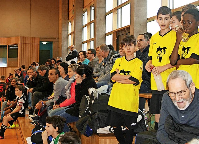 Nachwuchskicker waren beim Futsal-Turn...r Sache &#8211; selbst als Zuschauer.   | Foto: Ralph Lacher