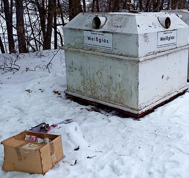 Der Mll vor den Glascontainern ist vielen ein Dorn im Auge.  | Foto: Adam