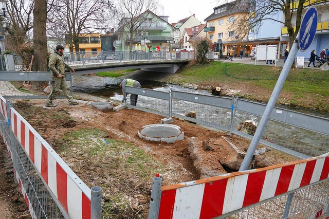 Die Behelfsbrcke wird etwa zehn Meter...ngebracht und die Baustelle gesichert.  | Foto: Hans-Peter Mller