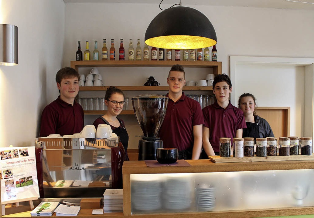 Das Team vom Café Löwenz mit den Gründ...d &#8222;Kollegin und Kollege&#8220;.   | Foto: Theresa Ogando