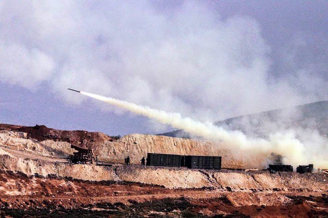 Offensive: Trkische Artillerie feuert...YPG in der nordsyrischen Region Afrin.  | Foto: dpa