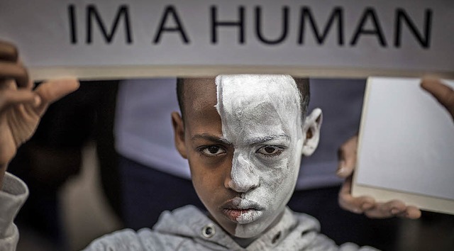 &#8222;Ich bin ein Mensch&#8220; &#821... Asylbewerber demonstriert in Israel.   | Foto: dpa