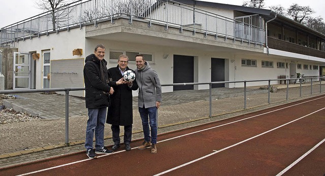 Freuen sich ber das gelungene Projekt...nd FC-Vorstandsmitglied Raphael Saurer  | Foto: Volker Mnch