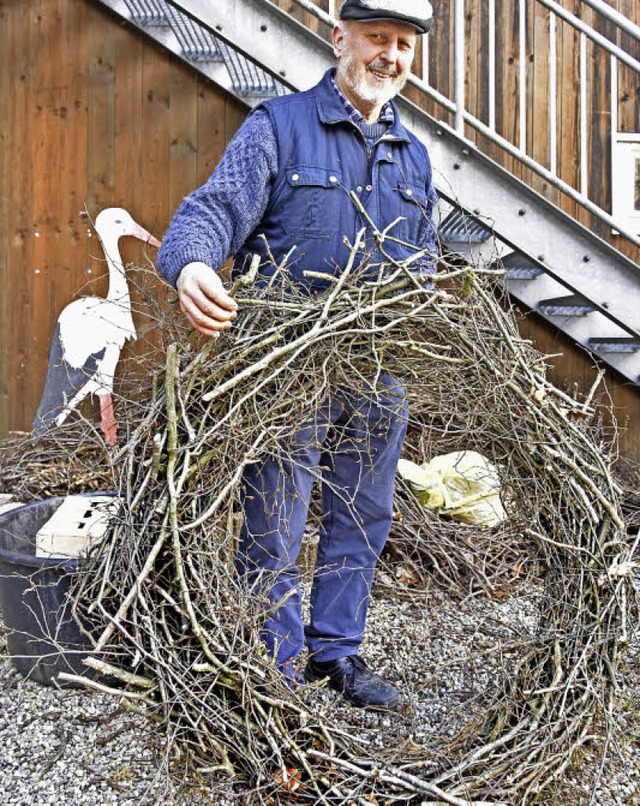 Hagen Spth baut die groen Storchennester selbst.  | Foto: Michael Bamberger