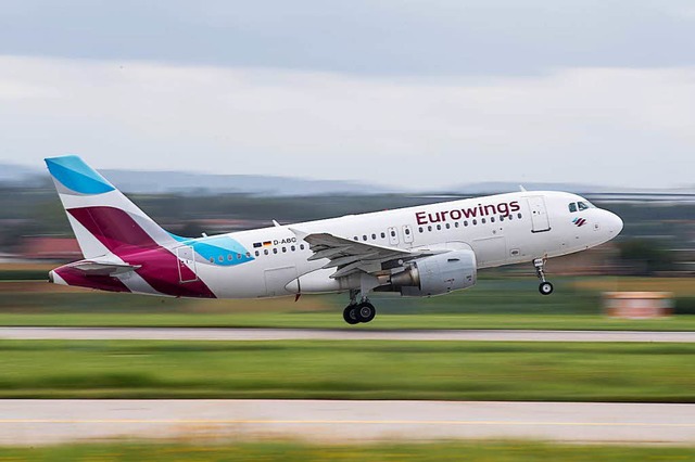 Ein Eurowings-Flugzeug hat am Stuttgarter Flughafen einen Groalarm ausgelst.  | Foto: dpa