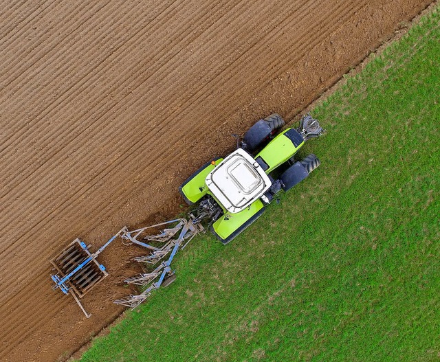 Moderne Bodenbearbeitung in der Landwirtschaft.  | Foto: DPA