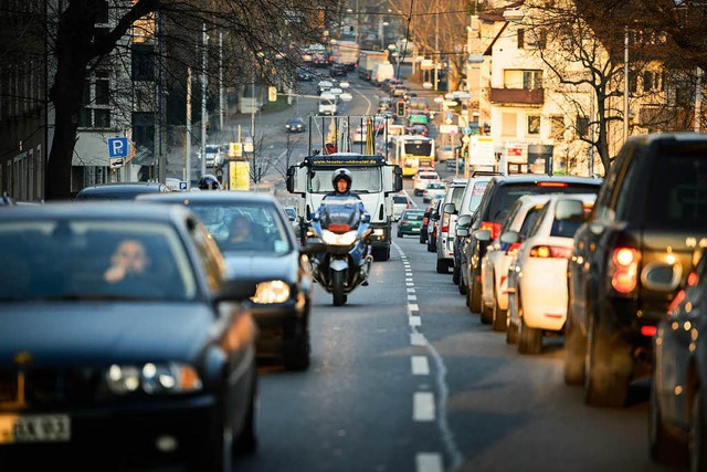 Autos fahren durch die Stuttgarter Inn...l-Fahrverbote rechtlich zulssig sind.  | Foto: dpa