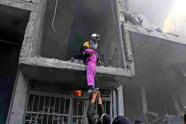 Dieses vom Syrischen Zivilschutz (&#82...n aus einem zerstrten Gebude retten.  | Foto: dpa