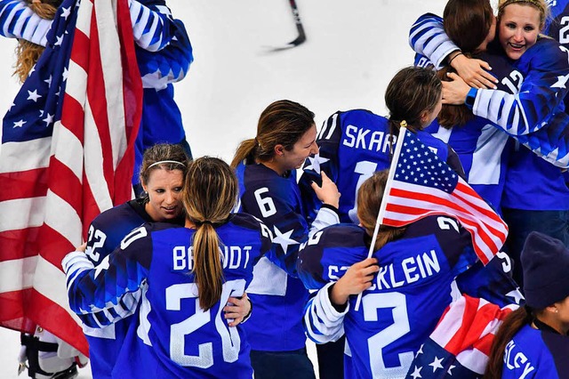 Freude der Amerikanerinnen nach dem Sieg gegen Kanada  | Foto: dpa