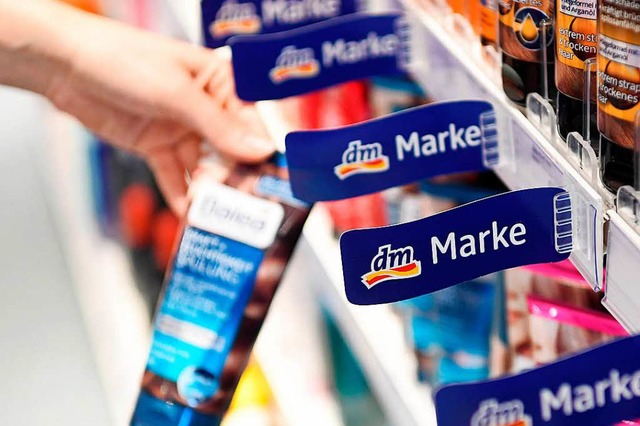 Auch Drogeriemarktketten wie DM setzen verstrkt auf Produkte mit eigenem Label.  | Foto: DPA