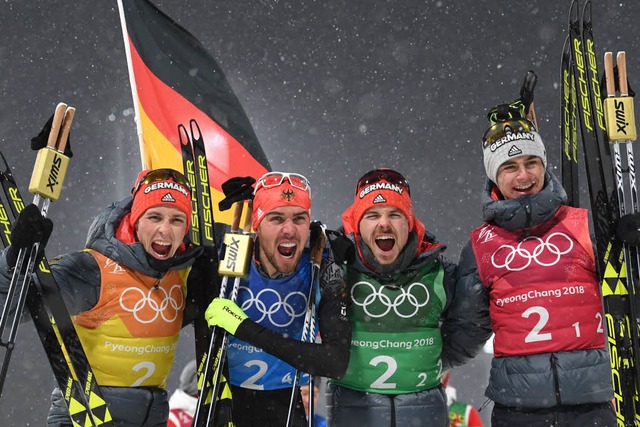 Eric Frenzel, Johannes Rydzek, Fabian ...on links) jubeln nach ihrem Gold-Sieg.  | Foto: AFP
