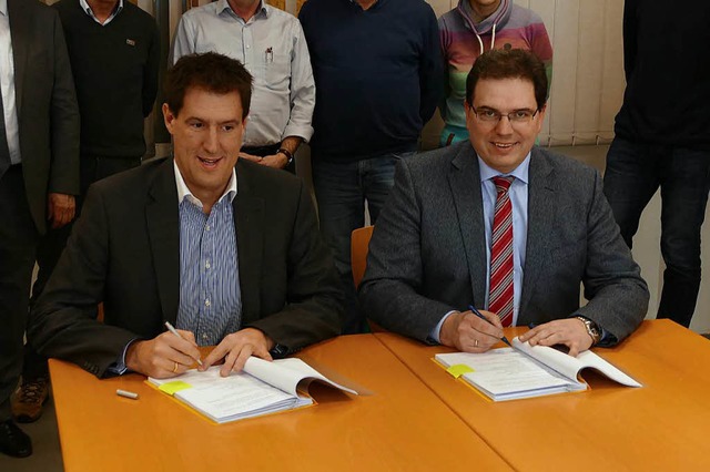 Felix Stiegeler (links) von der Firma ...ieb des Breitbandnetzes in Lffingen.   | Foto: Martin Wunderle