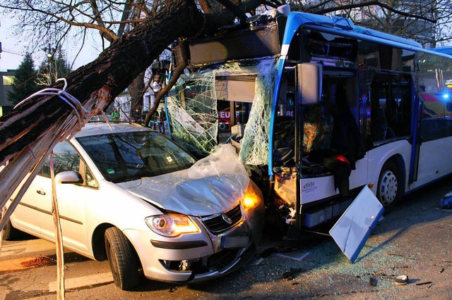 Bei dem Busunfall in Heilbronn ist ein...ner Kreuzung auf ein Auto aufgefahren.  | Foto: dpa