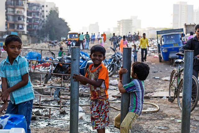 Kinder spielen am Randes eines Slums.  | Foto: Carlotta Huber