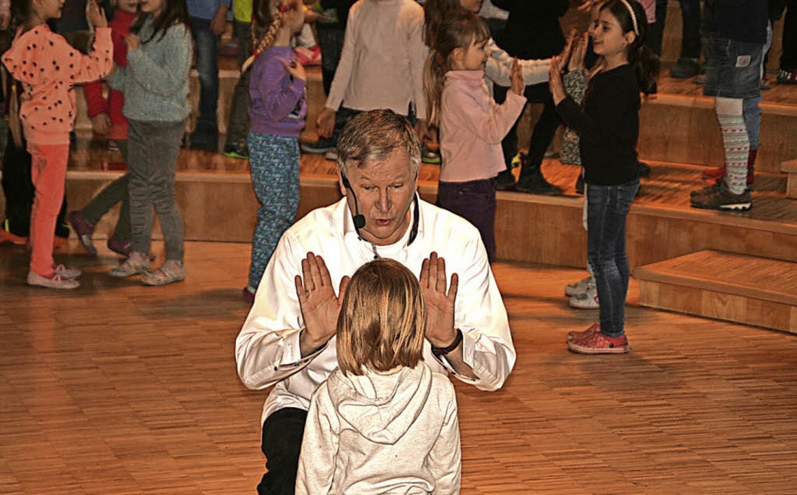 Reinhard Horn beim Tanzen mit den Kindern   | Foto: Helena Hiss