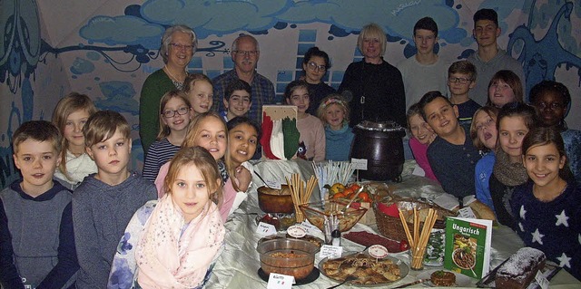 Kinder und Erwachsene beim ungarisch-italienischen Abend   | Foto: Irene Br