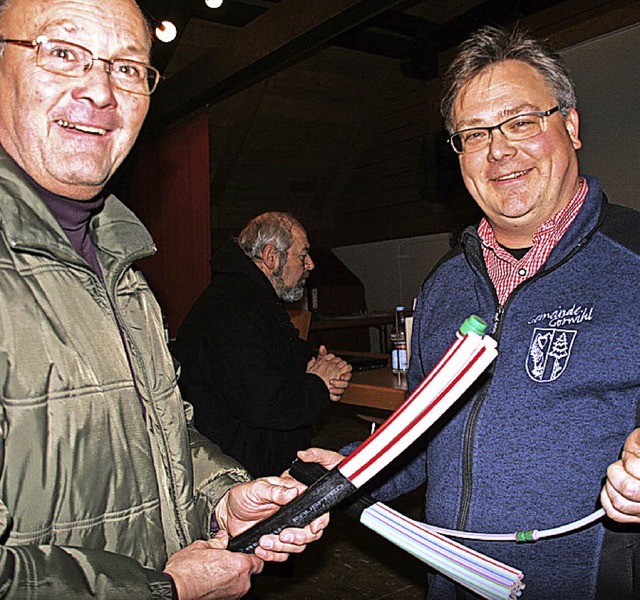 Brgermeister Carsten Quednow (rechts)...te in Strittmatt auch Herbert Bhler.   | Foto: Frse