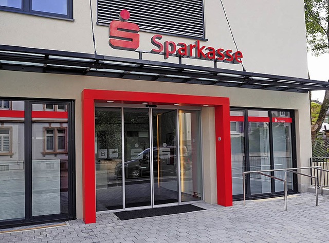 Der neue Standort hat sich im vergange...p (von links) knnen zufrieden sein.    | Foto: FREY/SPARKASSE