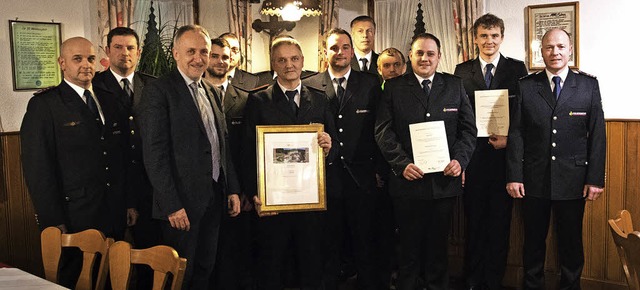 Geehrt fr 40 Jahre aktiven Feuerwehrd...ommandant Anton Thoma (vorne rechts).   | Foto: Kurz