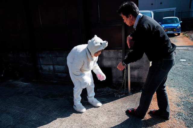 Manchmal hilft ihr auch ihr Sohn Kazutami bei den Fotos.  | Foto: AFP