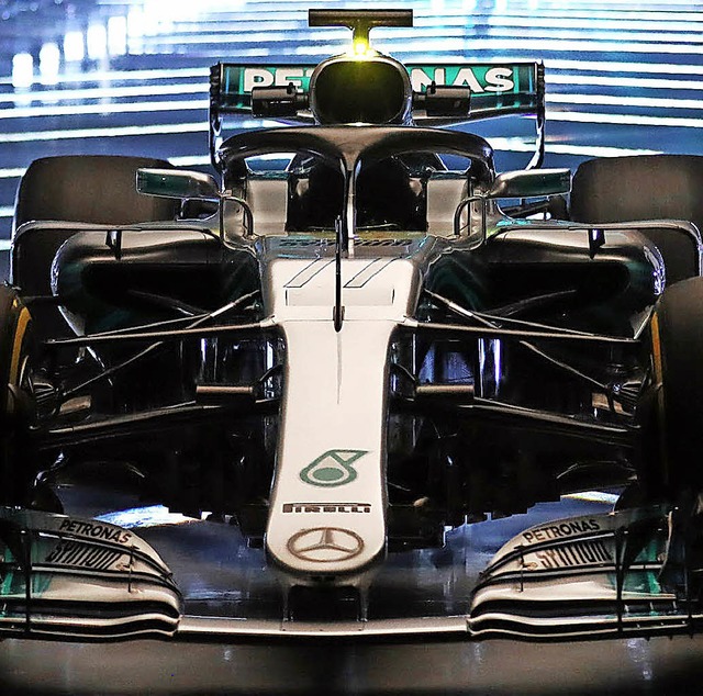 So sehen sie aus, die neuen Formel-1-R...ams von Mercedes (links) und Ferrari.   | Foto: dpa, AFP