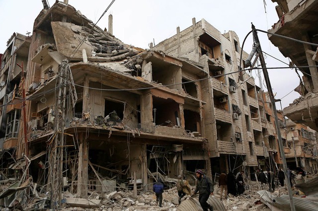 Luftangriffe auf das syrische Rebellen...haben groe Verwstungen angerichtet.   | Foto: dpa