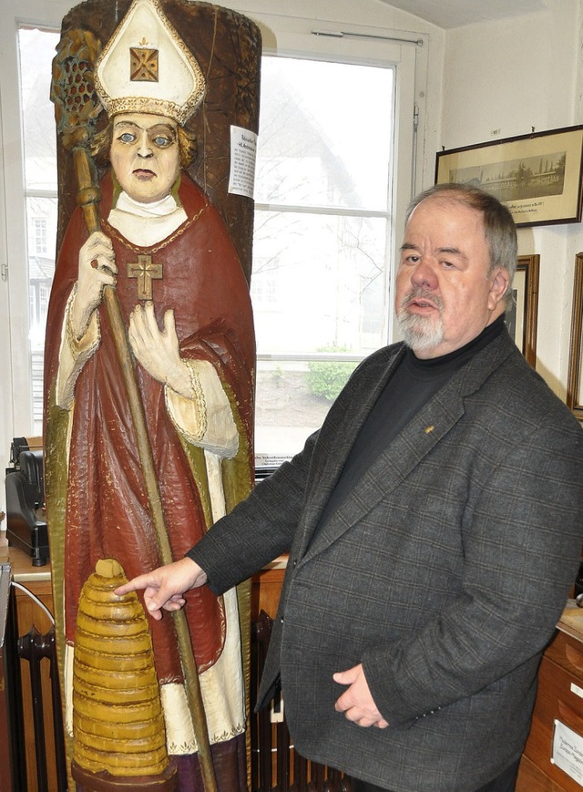 Karl Pfefferle mit dem Heiligen Ambrosius, dem Schutzpatron der Imker.  | Foto: Rainer Ruther