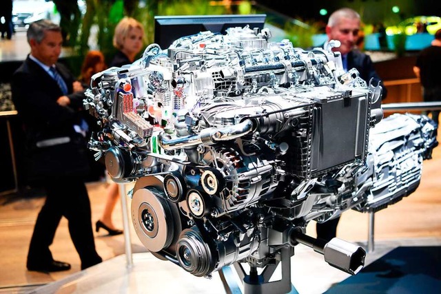 Neue Dieselmotoren (im Bild ein Sechs-...viel weniger Stickoxide aus als alte.   | Foto: dpa