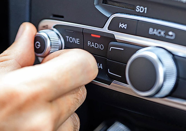 Das Autoradio ist heute weit mehr als ...parat. Das hat Folgen fr den Einbau.   | Foto: Christin Klose/dpa