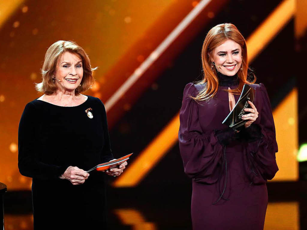 Die Schauspielerinnen Senta Berger und Palina Rojinski hielten dieLaudatio fr die Kategorie "Bester deutscher Schauspieler".
