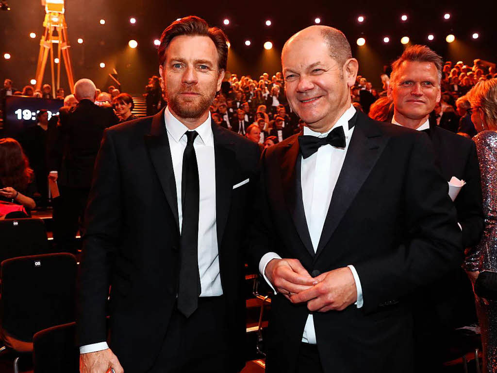 Der schottische Schauspieler Ewan McGregor und Olaf Scholz (SPD), Hamburgs Erster Brgermeister stehen in dem Saal vor Beginn der Verleihung.