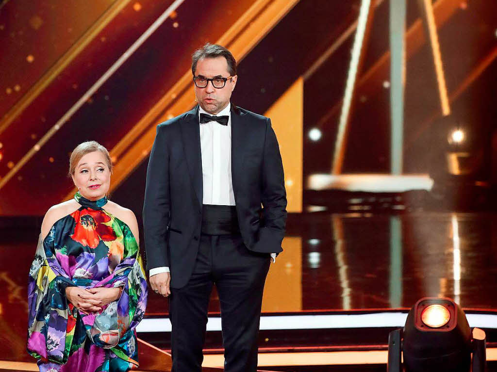 Die Schauspieler Christine Urspruch und Jan Josef Liefers halten die Laudatio bei der Goldenen Kamera fr die Kategorie "Beste Miniserie / Mehrteiler".
