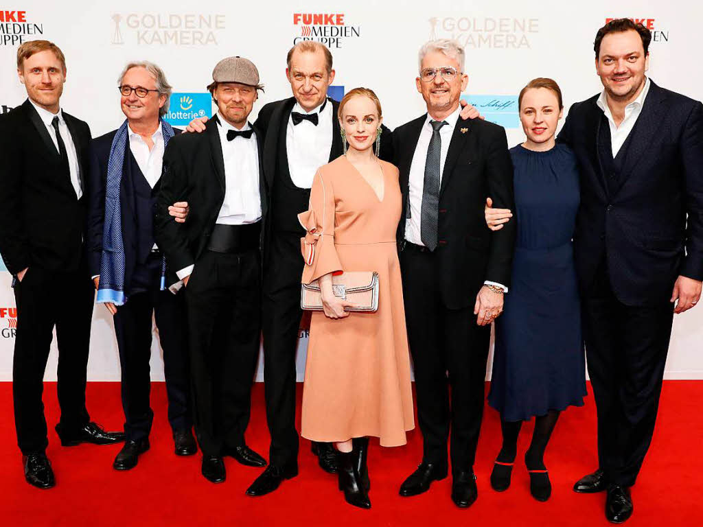 Der Cast der Komdie „Jrgen - Heute wird gelebt“, der in der Kategorie „Bester deutscher Fernsehfilm“ gewann, kommt ber den roten Teppich.