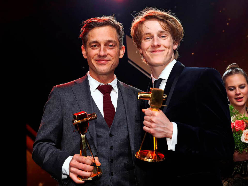 Der Schauspieler Volker Bruch (Preistrger "Bester deutscher Schauspieler", l) und der Schauspieler Louis Hofmann (Preistrger "Nachwuchspreis") stehen nach der Verleihung zusammen auf der Bhne.
