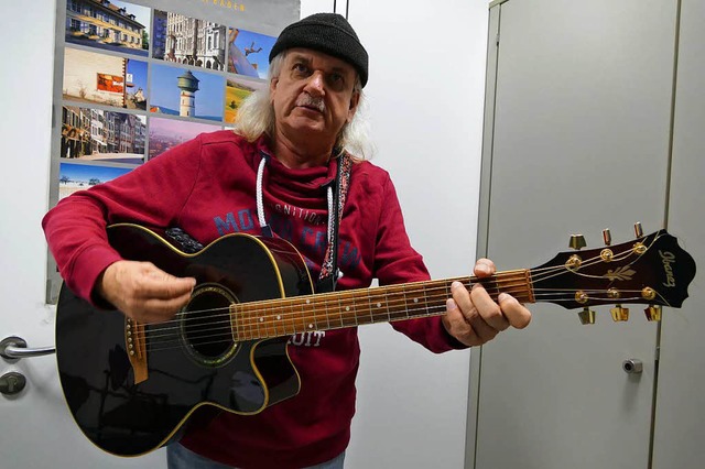 So kennt man ihn als Straenmusiker: Klaus Bffert mit Gitarre.  | Foto: Ingrid Bhm-Jacob