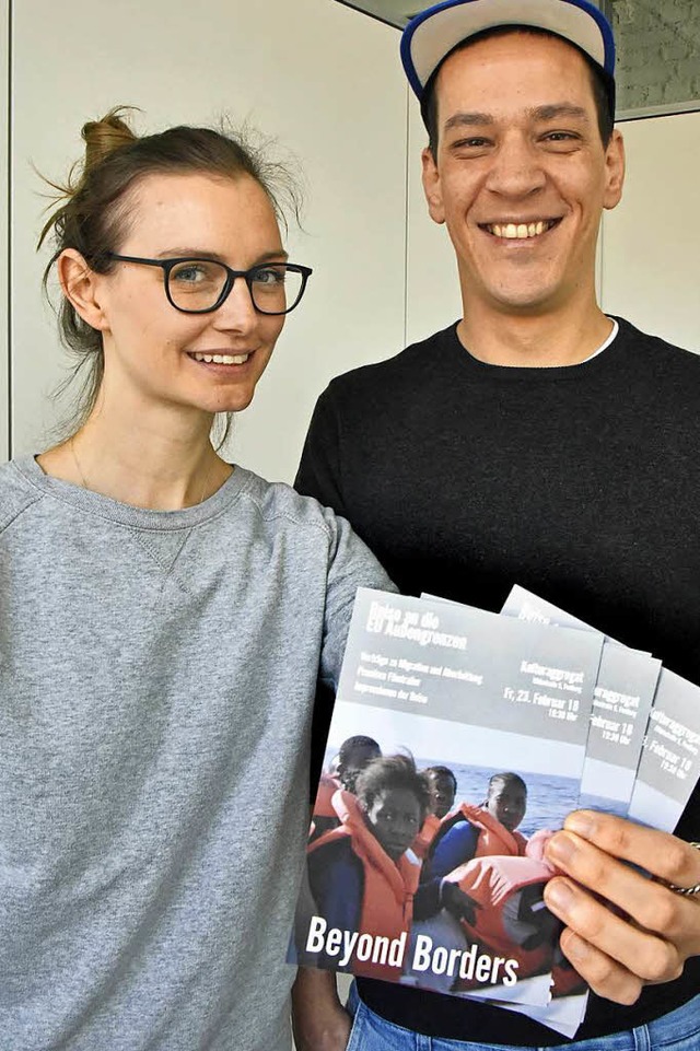 Corinna Rauer und  Dschafar El Kassem mit ihren Flyer  | Foto: Michael Bamberger