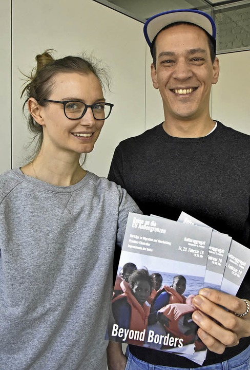 Corinna Rauer und  Dschafar El Kassem mit ihren Flyern  | Foto: M. bamberger
