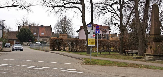 Neue Parkpltze fr die Stadt Kenzinge...nanlage beim Ehrenmal bleibt erhalten.  | Foto: Ilona Hge