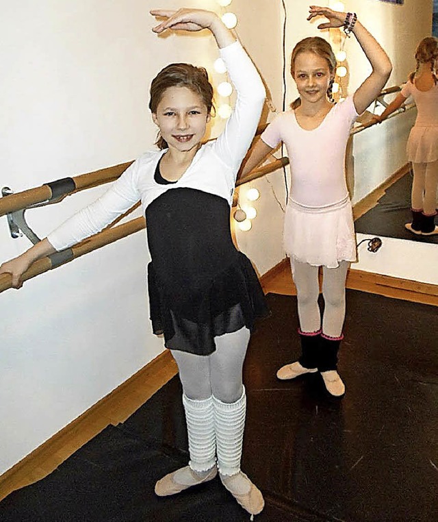 Melissa Geisenberger (vorne) und Lilli...igen eine Pose  beim Balletttraining.   | Foto: Privat