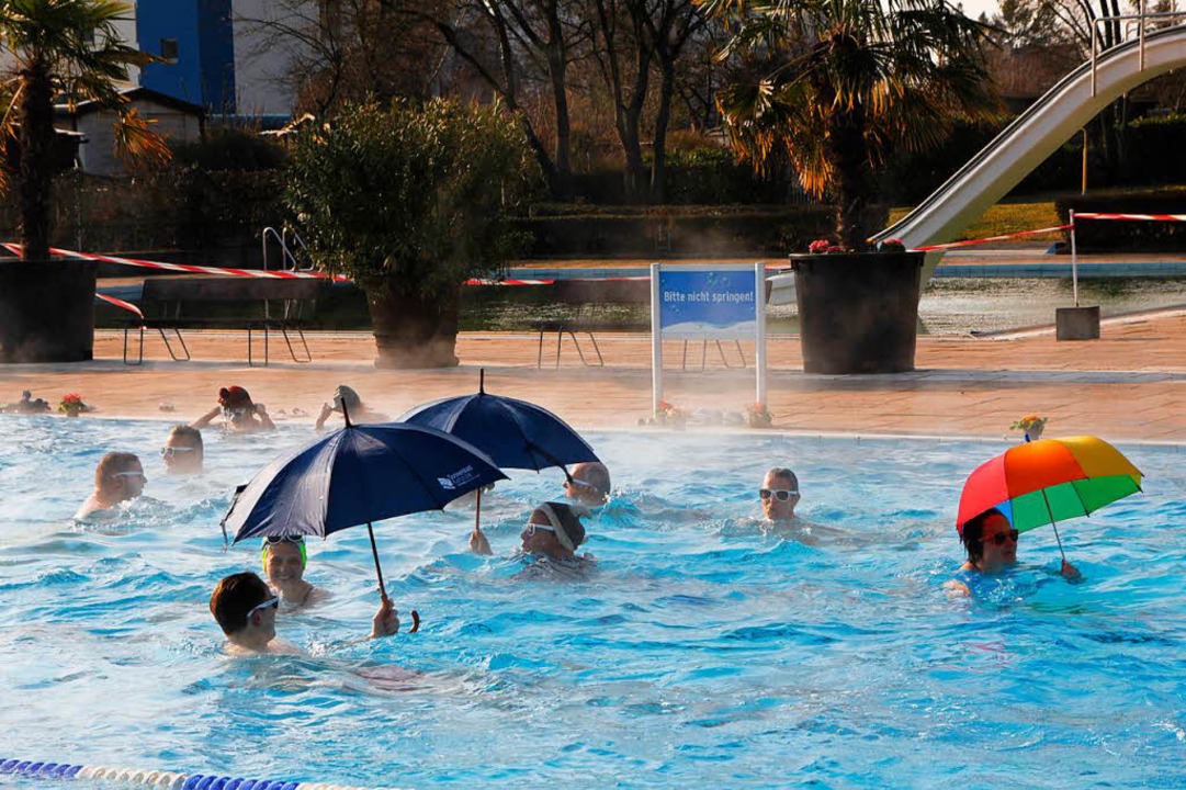 Das diesjhrige Anbaden steht unter de...egste Sonnenbrillen und Regenschirme.  | Foto: Dora Volke