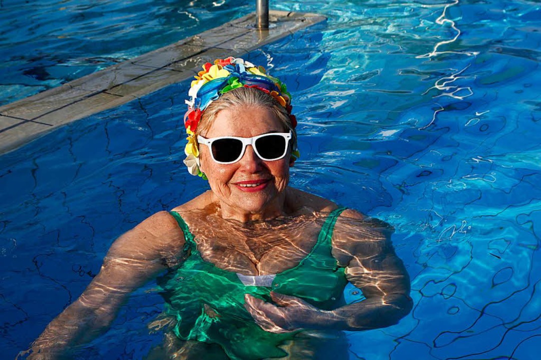 Renate Nitzsche freut sich ber das 28 Grad warme Wasser.  | Foto: Dora Volke