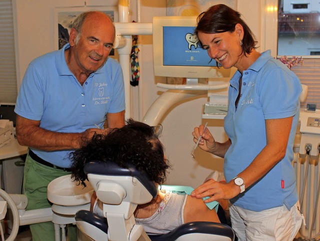 Peter und Beatrice Stoll ist es wichti...n in ihrer Zahnarztpraxis wohlfhlen.   | Foto: Mario Schneberg