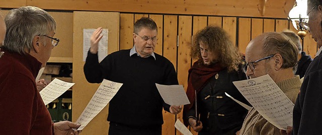 Warmsingen fr das Jubilumsjahr: die ...it ihrem Dirigenten Christoph Demandt   | Foto: Annka Mickel